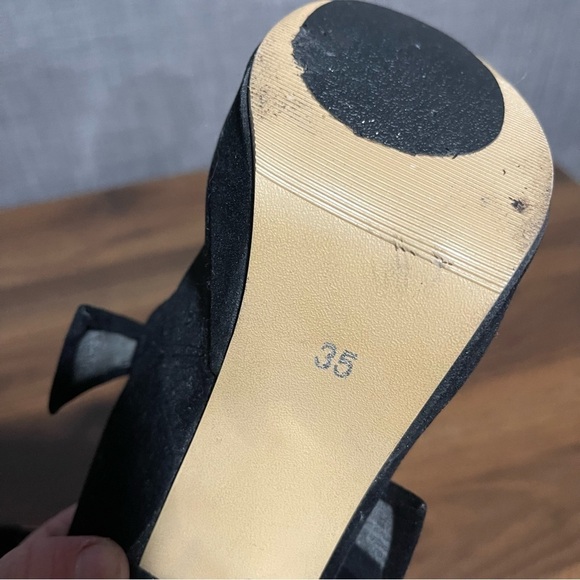 Black velvet  shoe with strap, woman's size 4, euro size 35​​​​​​ - Picture 9 of 11